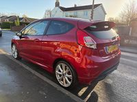 Used Ford Fiesta Zetec 125 HP (91 kW) 2015 Red Hatchback