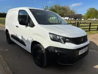Usado Peugeot Partner 131 HP (96 kW) 2022 Branco Monovolume