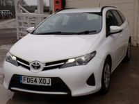 Used Toyota Auris Active 90 HP (66 kW) 2014 White Estate