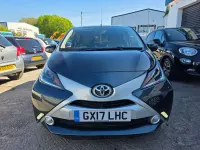 Usado Toyota Aygo x-style 69 CV (50 kW) 2017 Gris Utilitario