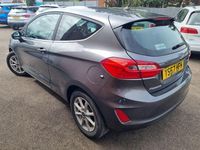 Usado Ford Fiesta Zetec 100 HP (73 kW) 2017 Cinzento Citadino