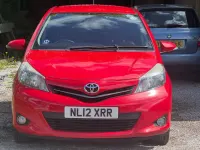 Begagnad Toyota Yaris SR 99 HK (72 kW) 2012 Röd Halvkombi