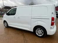 Second-hand Vauxhall Vivaro Sportive 100 CP (73 kW) 2021 Alb Monovolum