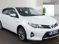 Used Toyota Auris Hybrid 136 HP (100 kW) 2014 White Hatchback