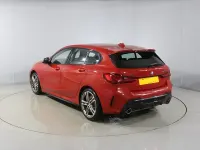 Begagnad BMW M135 Shadowline 306 HK (225 kW) 2023 Röd Halvkombi