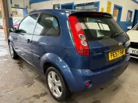 Usado Ford Fiesta Zetec 75 CV (55 kW) 2007 Azul Utilitario
