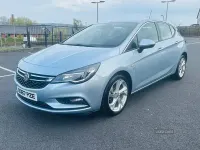 Usado Vauxhall Astra SRi 110 HP (80 kW) 2018 Prateado Citadino