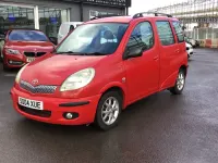 Begagnad Toyota Yaris 85 HK (62 kW) 2004 Röd Halvkombi