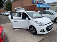 Usado Hyundai i10 Premium SE 87 HP (63 kW) 2015 Branco Citadino