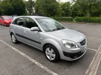 Begagnad Kia Rio 2007 Silver Halvkombi
