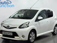 Usado Toyota Aygo 68 HP (50 kW) 2012 Branco Citadino