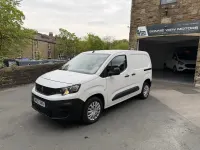 Gebraucht Peugeot Partner Premium 131 PS (96 kW) 2023 Weiß Van / Kleinbus