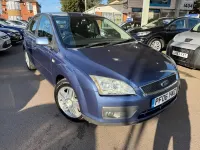 Begagnad Ford Focus Ghia 136 HK (100 kW) 2006 Blå Halvkombi