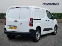 Begagnad Vauxhall Combo 100 kW (136 HK) 2025 Vit Minibuss