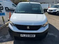Begagnad Peugeot Partner Premium 131 HK (96 kW) 2023 Vit Minibuss