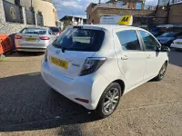 Begagnad Toyota Yaris 99 HK (72 kW) 2014 Vit Halvkombi