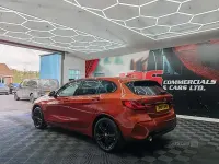 Begagnad BMW 116 Sport Line 2023 Orange Halvkombi