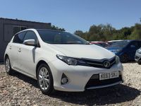 Used Toyota Auris Hybrid 2014 White Hatchback