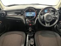 Usado Mini Cooper Classic 134 HP (98 kW) 2023 Branco Citadino