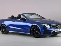 Usado Mercedes E220 AMG line 194 HP (142 kW) 2019 Azul Cabrios