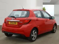 Second-hand Toyota Yaris Hybrid 101 CP (74 kW) 2015 Roșu Hatchback