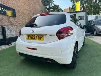Käytetty Peugeot 208 GT-line 2015 Valkoinen Viistoperä