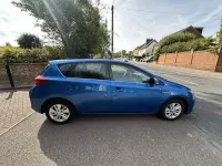 Used Toyota Auris Hybrid 136 HP (100 kW) 2014 Blue Hatchback
