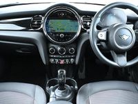 Usado Mini Cooper Classic 134 HP (98 kW) 2023 Prateado Citadino