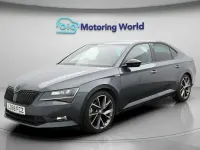 Usado Skoda Superb SportLine 150 CV (110 kW) 2018 Gris Utilitario