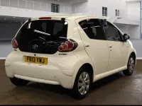Używany Toyota Aygo Style 68 KM (50 kW) 2013 Biały Hatchback