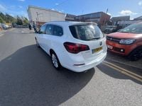 Used Vauxhall Astra Elite 2014 White Estate