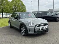 Usado Mini Cooper Exclusive 134 HP (98 kW) 2022 Cinzento Citadino
