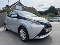 Usado Toyota Aygo X-play 2016 Plateado Utilitario