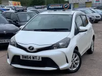 Usado Toyota Yaris Multidrive S 99 HP (72 kW) 2014 Branco Citadino