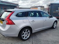 Usado Volvo V60 SE Lux 115 CV (84 kW) 2015 Plateado Familiar