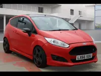 Usado Ford Fiesta Zetec 140 CV (102 kW) 2016 Rojo Utilitario