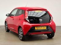 Usado Toyota Aygo Trend 72 CV (52 kW) 2019 Rojo Utilitario