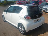Usado Toyota Aygo Style 68 HP (50 kW) 2014 Branco Citadino