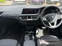 Usado BMW 118 Sport Line 134 CV (98 kW) 2023 Blanco Utilitario