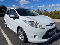 Begagnad Ford Fiesta Zetec 2012 Vit Halvkombi
