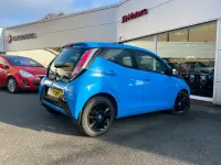 Usado Toyota Aygo X-cite 69 HP (50 kW) 2015 Azul Citadino