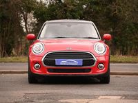 Begagnad Mini Cooper Classic 136 HK (100 kW) 2019 Röd Halvkombi