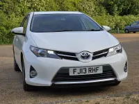 Used Toyota Auris Hybrid 136 HP (100 kW) 2013 White Hatchback