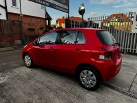 Begagnad Toyota Yaris 2009 Röd Halvkombi