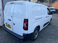Second-hand Vauxhall Combo Edition 100 CP (73 kW) 2021 Alb Monovolum