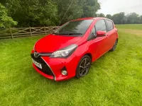 Używany Toyota Yaris Design 99 KM (72 kW) 2016 Czerwony Hatchback