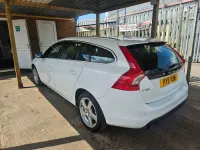 Usado Volvo V60 SE Lux 163 CV (119 kW) 2011 Blanco Familiar
