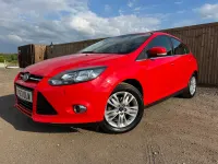 Begagnad Ford Focus Titanium 125 HK (91 kW) 2013 Röd Halvkombi