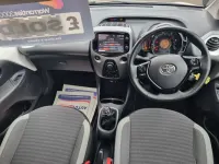 Begagnad Toyota Aygo X-play 68 HK (50 kW) 2019 Vit Halvkombi