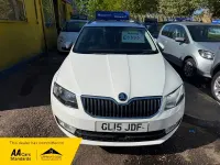 Usado Skoda Octavia Elegance 2015 Blanco Familiar